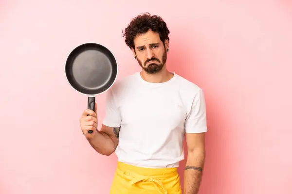 Gekke Man Met Een Baard Die Zich Verdrietig Huilend Voelt — Stockfoto