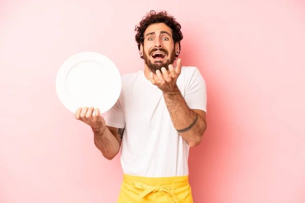 Crazy Bearded Man Looking Desperate Frustrated Stressed Housekeeper Dish — Stock Photo, Image