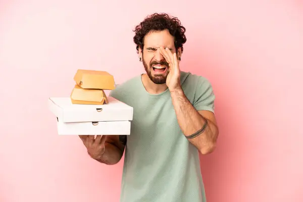 Loco Barbudo Sintiéndose Feliz Dando Gran Grito Con Las Manos — Foto de Stock