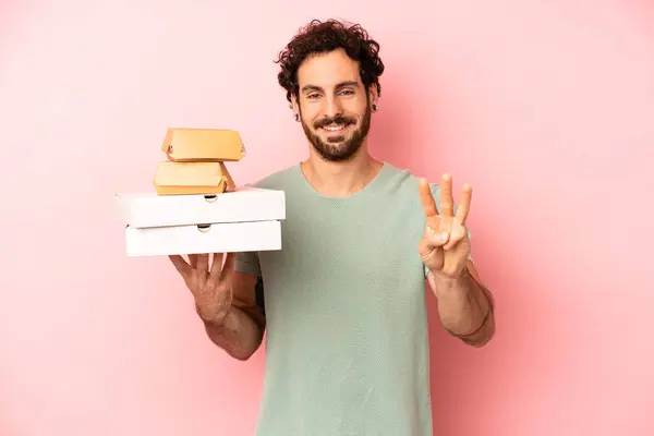 Verrückter Bärtiger Mann Der Freundlich Lächelt Und Nummer Drei Zeigt — Stockfoto