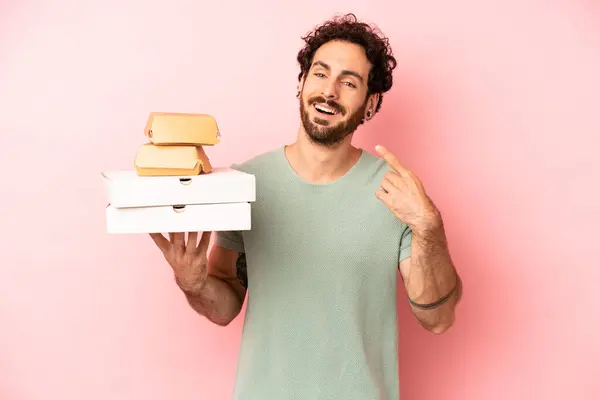 Çılgın Sakallı Adam Kendi Gülüşünü Göstererek Sırıtıyor Fast Food Konsepti — Stok fotoğraf