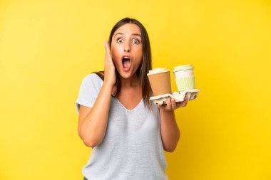 Latin kökenli genç bir kadın şok olmuş ve korkmuş hissediyor. kahve konseptini kaldır.