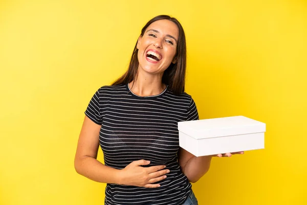 Ισπανίδα Ενήλικη Γυναίκα Γελάει Δυνατά Ένα Αστείο Έννοια Λευκού Κουτιού — Φωτογραφία Αρχείου