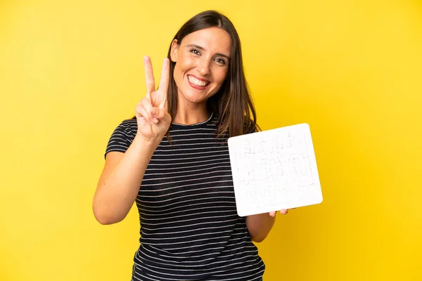 Mujer Adulta Joven Hispana Sonriendo Luciendo Amigable Mostrando Número Dos — Foto de Stock