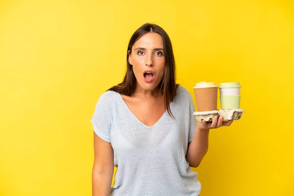 Latino Jonge Volwassen Vrouw Kijkt Zeer Geschokt Verrast Meeneemt Koffie — Stockfoto