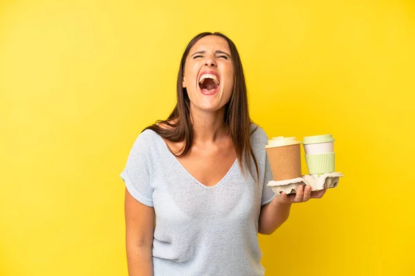 Spaanse Jonge Volwassen Vrouw Schreeuwt Agressief Kijkt Erg Boos Meeneemt — Stockfoto