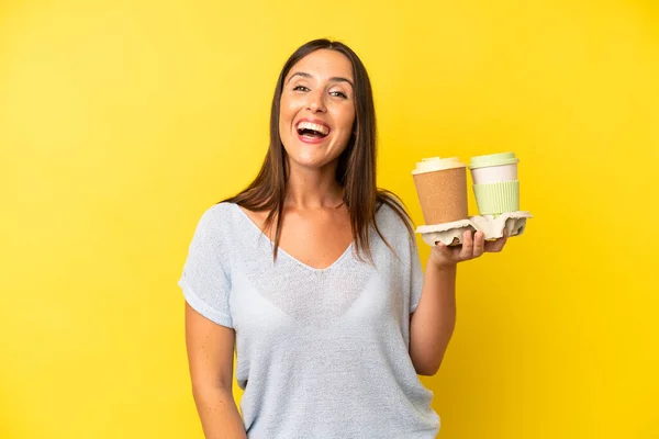 Latynoska Młoda Kobieta Wyglądająca Szczęśliwą Przyjemnie Zaskoczoną Zabrać Koncepcję Kawy — Zdjęcie stockowe