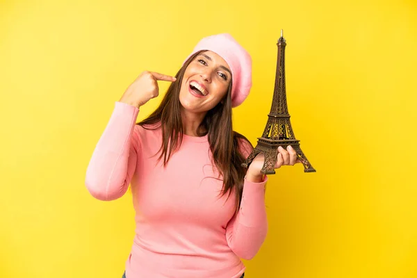 Hispânico Jovem Mulher Adulta Sorrindo Confiantemente Apontando Para Próprio Sorriso — Fotografia de Stock