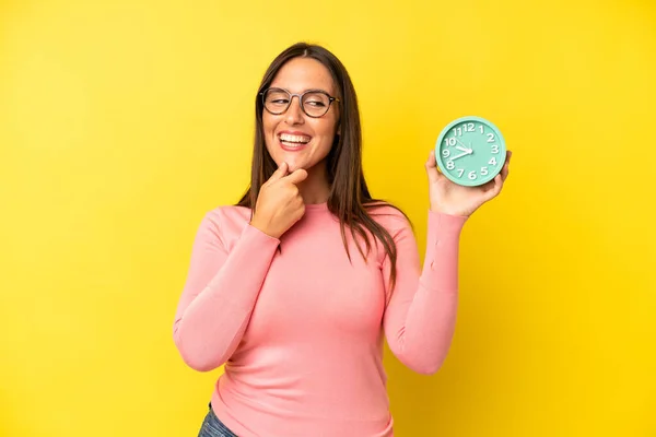 Hispânico Jovem Mulher Adulta Sorrindo Com Uma Expressão Feliz Confiante — Fotografia de Stock