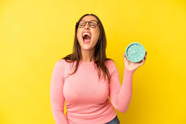 Spaanse Jonge Volwassen Vrouw Schreeuwt Agressief Kijkt Erg Boos Alarmklokconcept — Stockfoto