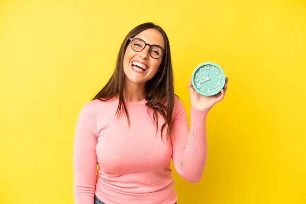 Hispânico Jovem Mulher Adulta Olhando Feliz Agradavelmente Surpreendido Conceito Despertador — Fotografia de Stock