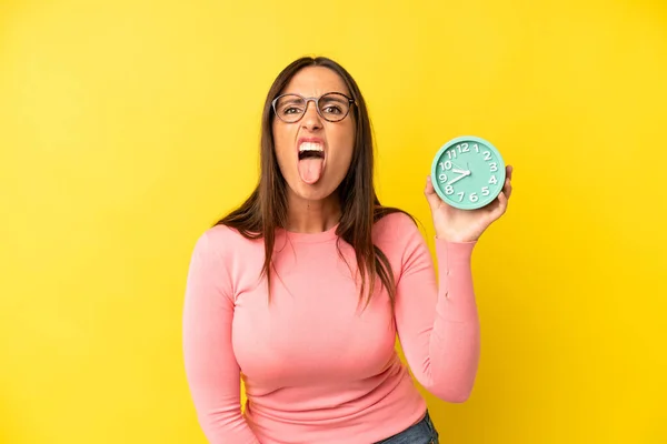 Mujer Adulta Joven Hispana Sintiéndose Disgustada Irritada Sin Lengua Concepto — Foto de Stock