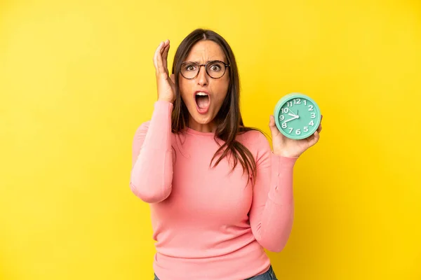 Spaanse Jonge Volwassen Vrouw Schreeuwend Met Handen Lucht Alarmklokconcept — Stockfoto