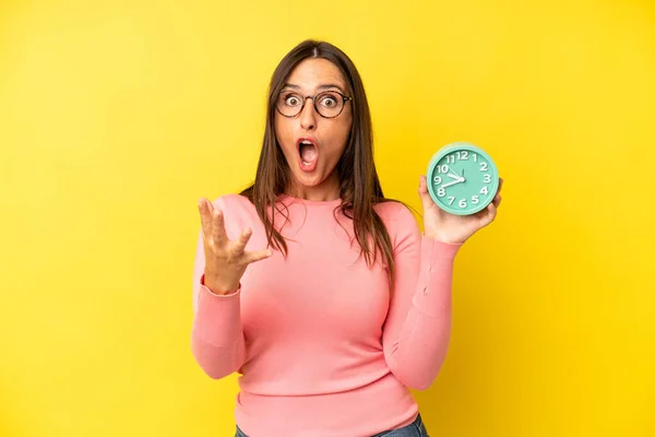 Mujer Adulta Joven Hispana Sintiéndose Extremadamente Conmocionada Sorprendida Concepto Despertador — Foto de Stock