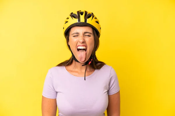 Mujer Adulta Joven Hispana Con Actitud Alegre Rebelde Bromeando Sacando — Foto de Stock