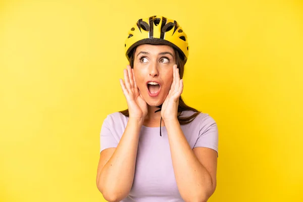 Spanyol Genç Kadın Mutlu Heyecanlı Şaşırmış Hissediyor Bisiklet Kaskı Konsepti — Stok fotoğraf