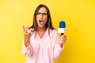 İspanyol genç kadın kızgın, sinirli ve hayal kırıklığına uğramış görünüyor. Mikrofonlu bir röportajcı.