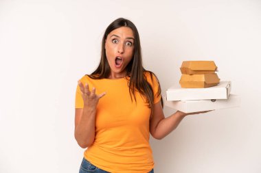 İspanyol genç bir kadın inanılmaz bir sürprizle şaşkına dönmüş, şaşkına dönmüş ve hayrete düşmüştü. Fast food konsepti