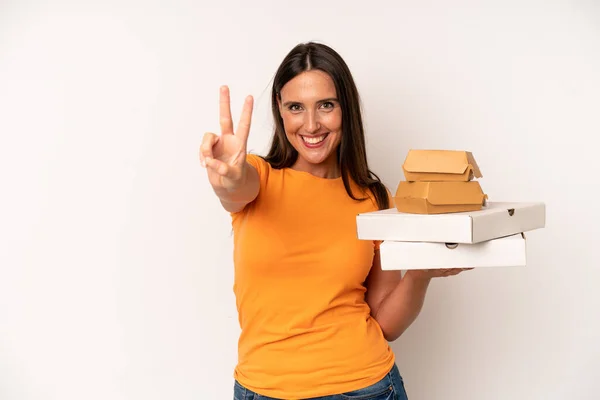 Hispânico Jovem Mulher Adulta Sorrindo Olhando Feliz Gesticulando Vitória Paz — Fotografia de Stock