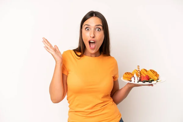 Mujer Adulta Joven Hispana Sintiéndose Feliz Asombrada Por Algo Increíble — Foto de Stock