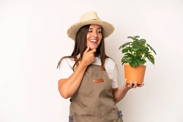 Mujer Adulta Joven Hispana Sonriendo Con Una Expresión Feliz Segura —  Fotos de Stock