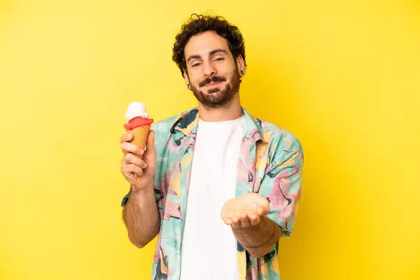 Loco Barbudo Sonriendo Felizmente Con Amigable Ofreciendo Mostrando Concepto Helados — Foto de Stock