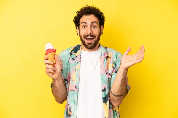 Loco Barbudo Sintiéndose Feliz Asombrado Por Algo Increíble Helados Concepto — Foto de Stock