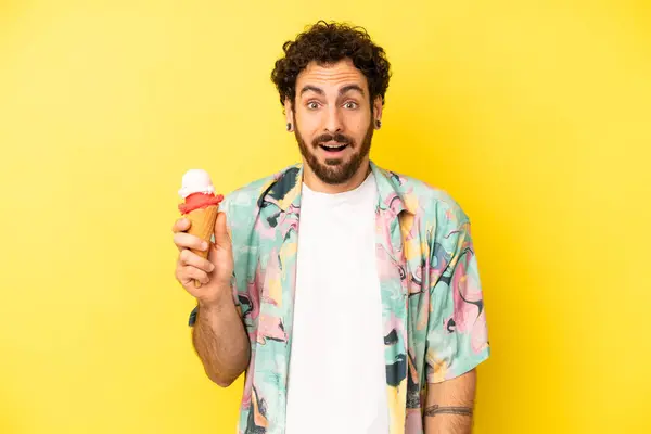 满脸疯胡子的男人看上去非常震惊或惊讶 冰淇淋和夏天的概念 — 图库照片