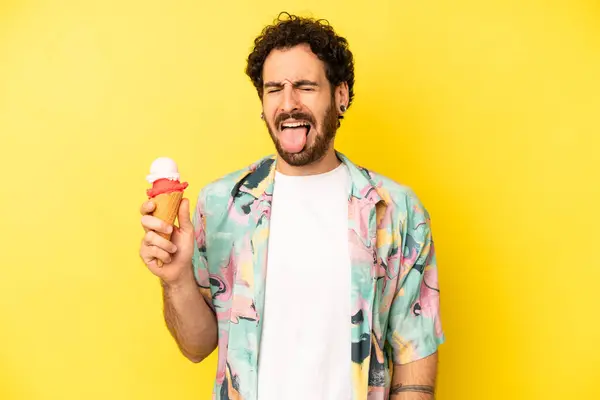 Loco Barbudo Con Actitud Alegre Rebelde Bromeando Sacando Lengua Helados — Foto de Stock