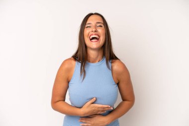 İspanyol güzel kadın komik bir şakaya yüksek sesle gülüyor, mutlu ve neşeli hissediyor, eğleniyor.