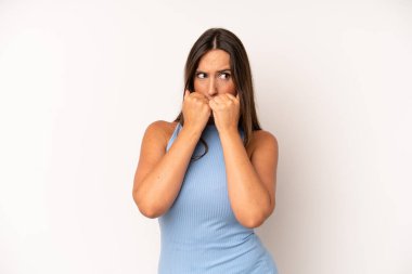 İspanyol güzel kadın endişeli, gergin, stresli ve korkmuş görünüyor, tırnak yiyor ve yanal fotokopi alanı arıyor.