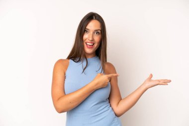 İspanyol güzel kadın gülümsüyor, mutlu, kaygısız ve tatmin olmuş hissediyor, fotokopi alanındaki konsepte ya da fikre işaret ediyor.