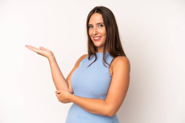 İspanyol güzel kadın gururla ve güvenle gülümsüyor, mutlu ve tatmin olmuş hissediyor ve fotokopi alanında bir konsept gösteriyor.