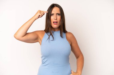 İspanyol güzel kadın şaşkın ve şaşkın hissediyor, deli, deli ya da aklını kaçırmış olduğunu gösteriyor.