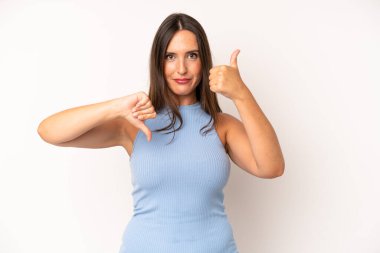 İspanyol güzel kadın kafası karışık, bilgisiz ve kararsız hissediyor, iyi ve kötü seçenekleri ya da seçenekleri tartıyor.