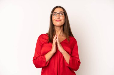 İspanyol güzel kadın gururlu, yaramaz ve kibirli. Şeytani bir plan yaparken ya da bir numara düşünürken.