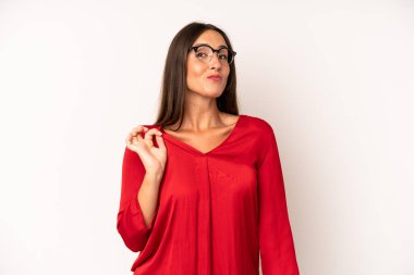 İspanyol güzel kadın kibirli, başarılı, pozitif ve gururlu görünüyor, kendini gösteriyor.