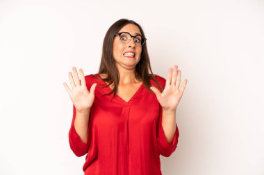 İspanyol güzel kadın gergin, endişeli ve endişeli görünüyor, benim hatam olmadığını söylüyor, yoksa ben yapmadım. 