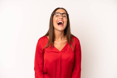 Hispanik güzel bir kadın, büyük, dost canlısı, kaygısız bir gülümsemesi var, pozitif, rahat ve mutlu görünüyor, ürpertici.