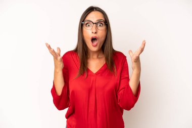 İspanyol güzel kadın ağzı açık ve şaşırmış, şok olmuş ve hayrete düşmüş inanılmaz bir sürprizle