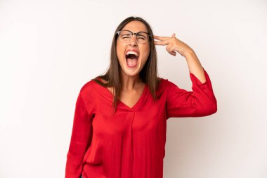 İspanyol asıllı güzel bir kadın mutsuz ve stresli görünüyor, intihar jesti elle silah işareti yapıyor, kafasını işaret ediyor.