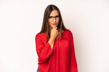 İspanyol güzel kadın ciddi görünüyor, kafası karışık, kararsız ve düşünceli, seçenekler veya seçimler arasında şüpheci.