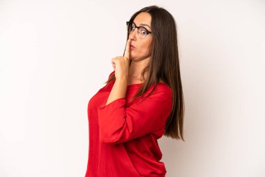 İspanyol güzel kadın sessizlik ve sessizlik istiyor, parmaklarıyla ağzının önünde işaret ediyor, 