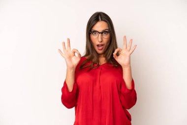 İspanyol güzel kadın şok olmuş, şaşırmış ve şaşırmış hissediyor. Onaylıyor. İki eliyle işaret veriyor.