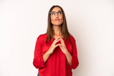 Hispanik güzel kadın entrikalar ve komplolar kuruyor, hilekârlık ve aldatmaca düşünüyor, kurnazlık ve ihanet