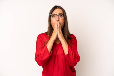 Hispanik güzel kadın endişeli, üzgün ve korkmuş hissediyor, elleriyle ağzını kapatıyor, endişeli ve berbat görünüyor.