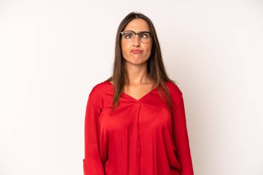 İspanyol güzel kadın şapşal ve komik görünüyor. Şaşı bakışlı, şakacı ve şakacı.