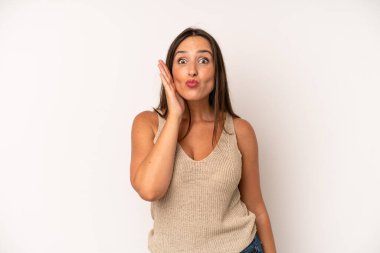 İspanyol güzel kadın şoke olmuş ve ağzı açık bir şekilde yüz yüze inanamamaktan hayrete düşmüş.