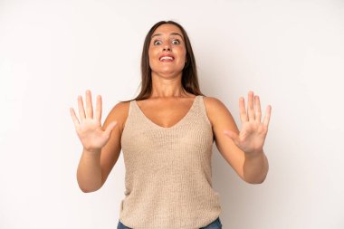 İspanyol güzel kadın sersemlemiş ve korkmuş hissediyor, korkunç bir şeyden korkuyor, elleri açık ve uzak dur diyor.