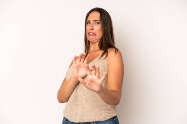 İspanyol güzel kadın tiksinti ve mide bulantısı hissediyor, iğrenç, kokuşmuş ya da kötü kokan bir şeyden kaçıyor, iğrenç diyor.